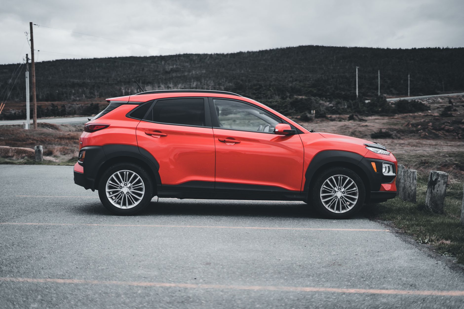 산길을 달리는 SUV
